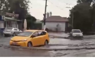 Летний дождь превратил некоторые одесские улицы в реки