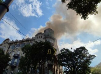 В центре Одессы горит дом-памятник архитектуры (видео)