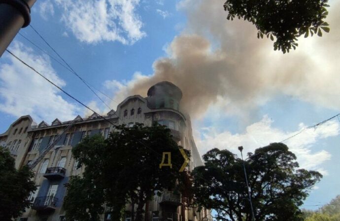 В центре Одессы горит дом-памятник архитектуры (видео)