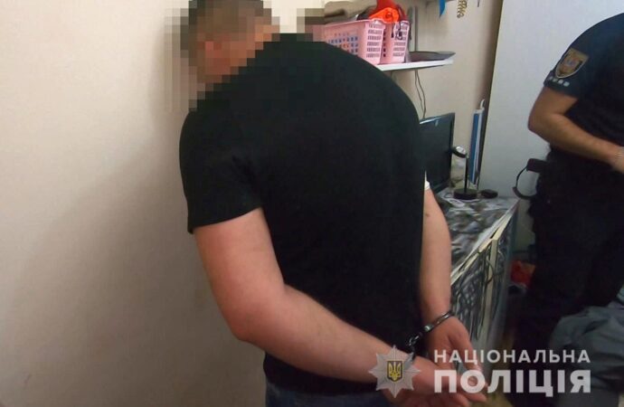 В Одессе два разбойника вломились к женщине в квартиру