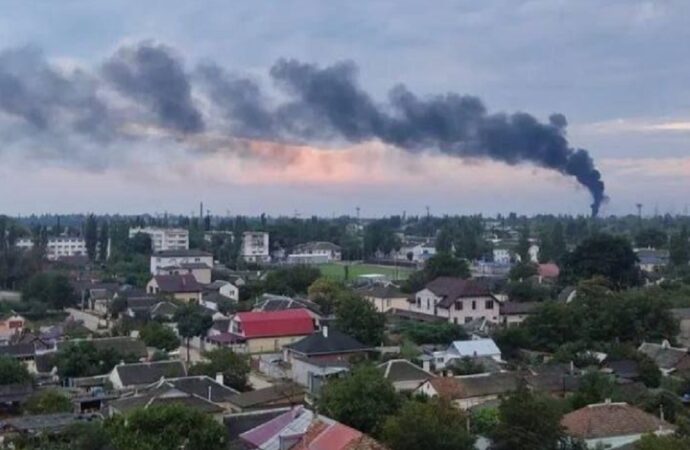 У Криму серія потужних вибухів: горять склад боєприпасів та електропідстанція
