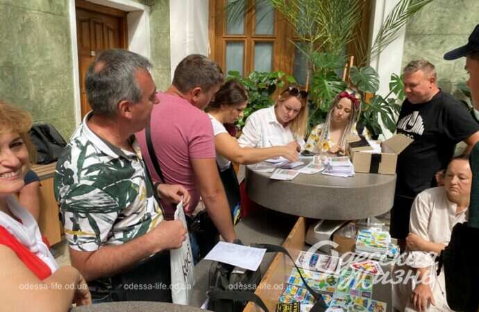 Марки с котиками, на почте