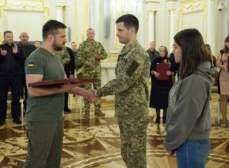 Президент вручил десантнику из Одесской области Звезду Героя: это стало снимком дня