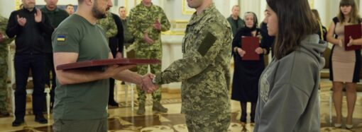 Президент вручив десантнику з Одеської області Зірку Героя: це стало знімком дня