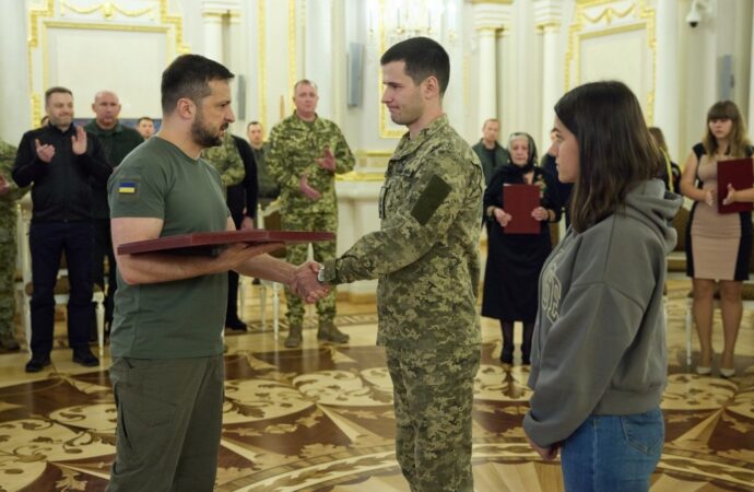 Президент вручил десантнику из Одесской области Звезду Героя: это стало снимком дня