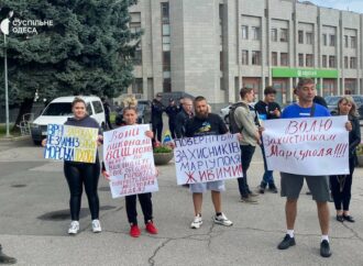 Одесситы просят власти не забывать о военнопленных с «Азовстали» (фоторепортаж)