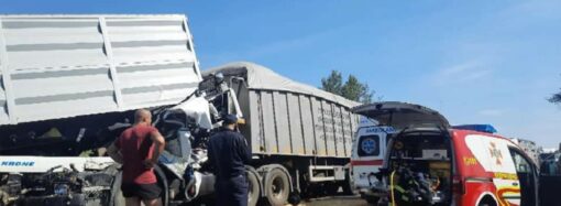 На трассе Одесса-Рени серьезная авария с участием трех фур