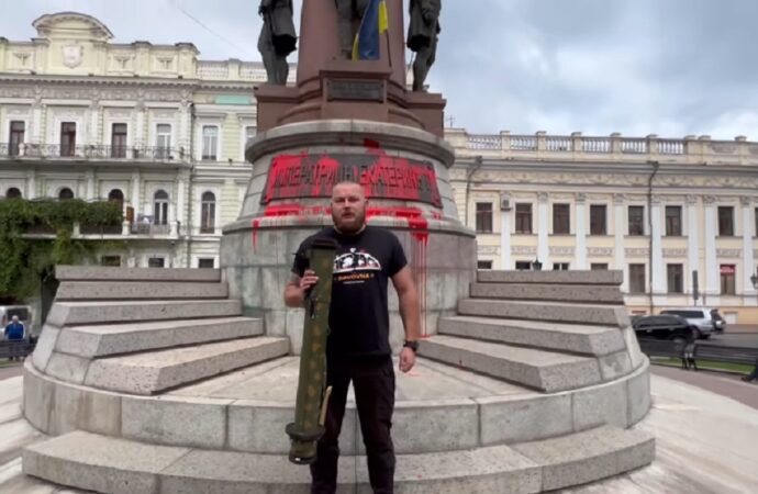 Активист пришел с гранатометом к памятнику Екатерине II (видео)