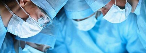Какую медпомощь предоставляют бесплатно во время хирургических операций?