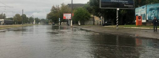 Нічний дощ перетворив частину одеських вулиць на річки (фото, відео)