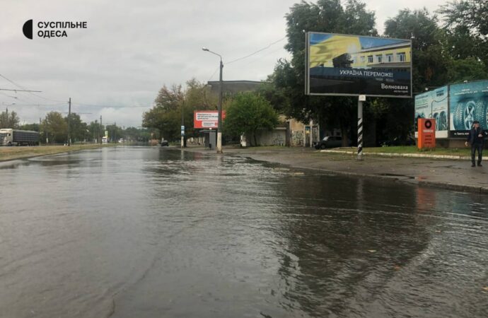 Нічний дощ перетворив частину одеських вулиць на річки (фото, відео)