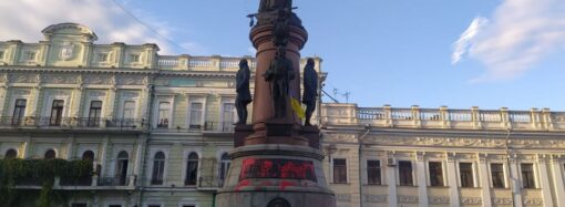 Памятник Екатерине II в Одессе повторно атаковали его противники