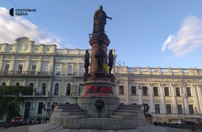 Памятник Екатерине II в Одессе повторно атаковали его противники