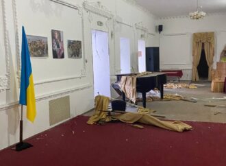 Волонтеры из Одессы расчищают завалы в Николаевском драмтеатре: его обстреляли