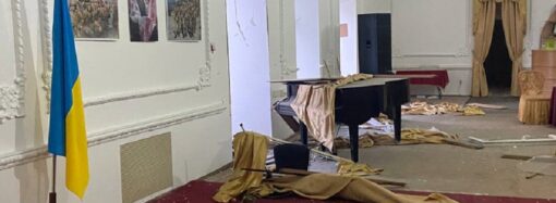 Волонтеры из Одессы расчищают завалы в Николаевском драмтеатре: его обстреляли