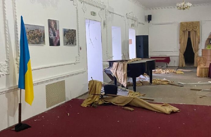 Волонтери з Одеси розчищають завали у Миколаївському драмтеатрі: його обстріляли