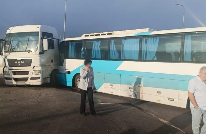На дорозі Одеса-Южне зіткнулися автобус та вантажівка: багато постраждалих