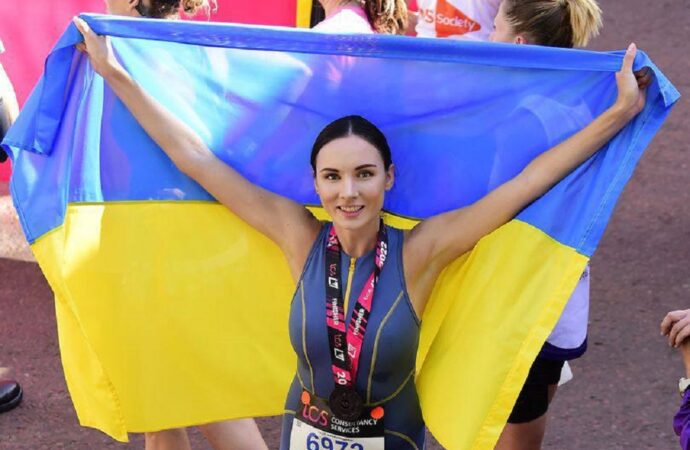 Зіркова одеситка пробігла в Англії 42 кілометри з прапором України, і не просто так