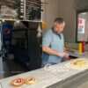 Шеф-повар из Краматорска кормит бургерами одесситов и помогает ВСУ (видео)