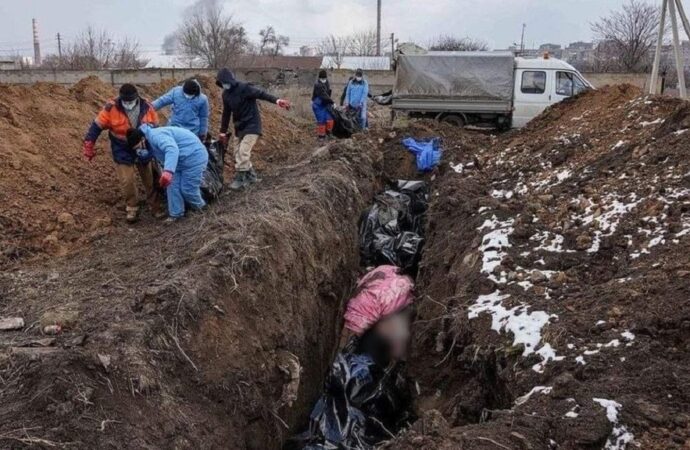 Спасались в могиле на кладбище и хоронили изнасилованных: рассказ беженцев с Донбасса