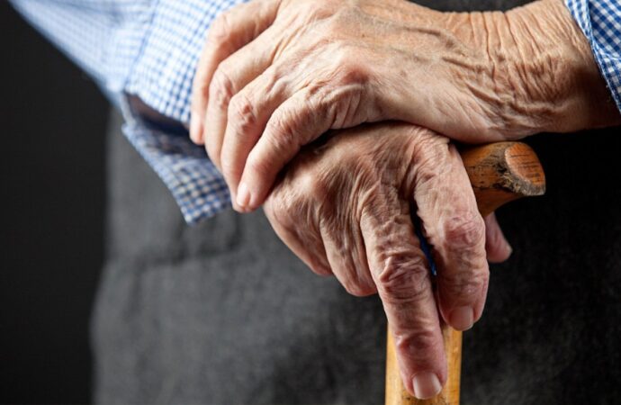 Льготы пенсионеру и выплаты за уход: ответы на житейские вопросы