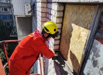 Одесити допомагають готувати до зими пошкоджені будинки у Миколаєві (фоторепортаж)