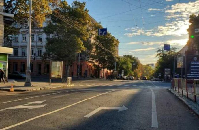 В Одессе появился интересный поворот: в центре наносят новую разметку (фоторепортаж)