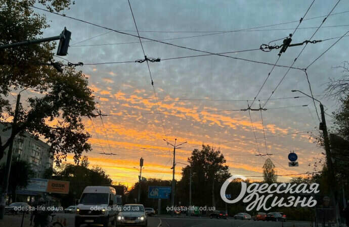 В Одессе наблюдали невероятное небо и чарующий закат (фоторепортаж)