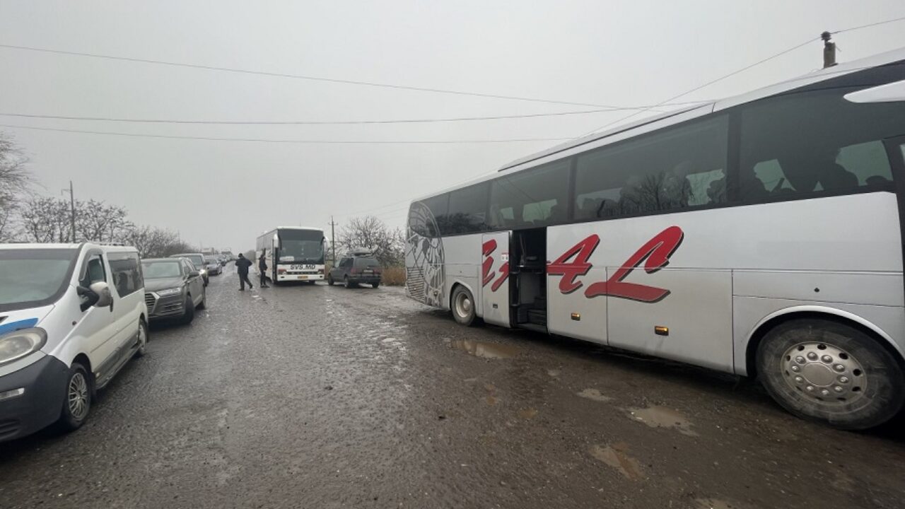 На границе с Молдовой из-за блэкаута застряли сотни пассажиров | Новости  Одессы