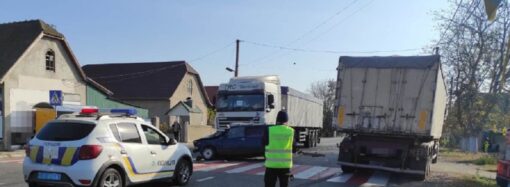Водій ВАЗу не пропустив вантажівку: загинула жінка