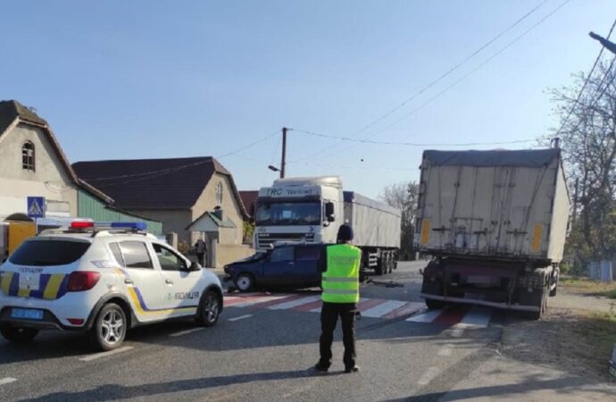 Водитель ВАЗа не пропустил грузовик: погибла женщина