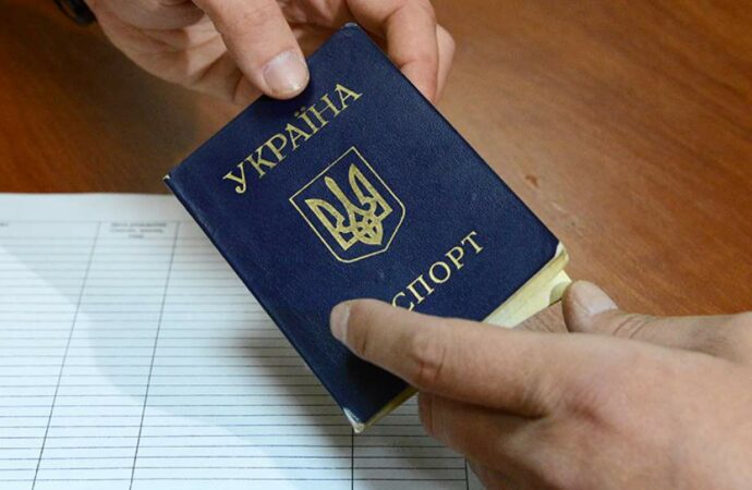 Чи можна пересилати паспорти за кордон?