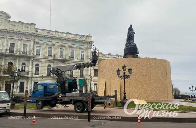 Памятник Екатерине ІІ пока останется на месте