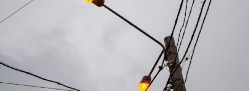 Почему в Одессе днем горят уличные фонари, если почти весь город без света