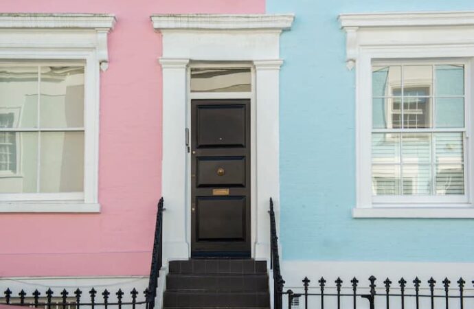 Какую парадную дверь подобрать для частного дома и квартиры?