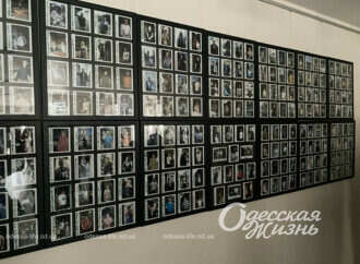 «Война пройдет»: одесский фотограф представил панно из более чем 200 портретов (фоторепортаж)