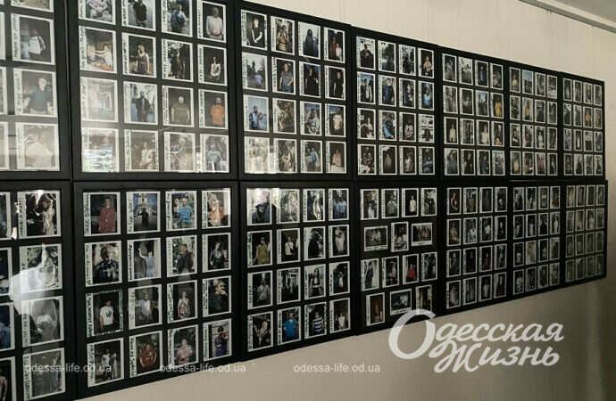 «Війна мине»: одеський фотограф представив панно з понад 200 портретів (фоторепортаж)