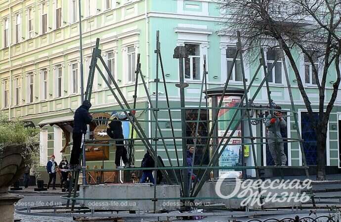 Монтаж елки на Дерибасовской