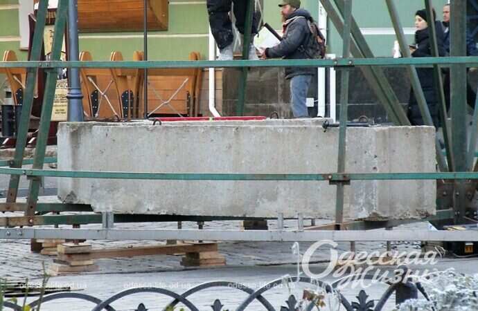 Монтаж елки на Дерибасовской3