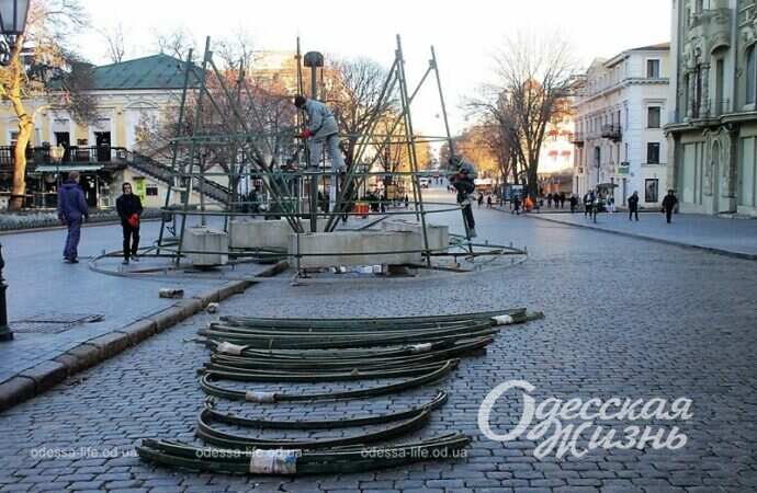 Монтаж елки на Дерибасовской4