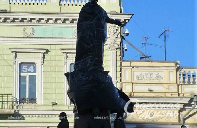 Демонтаж памятника Екатерине II в Одессе3