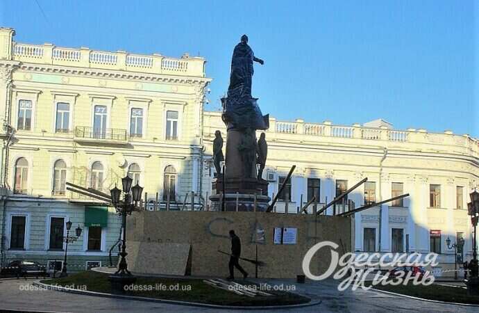 Демонтаж памятника Екатерине II в Одессе4