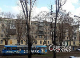 Трамваї зупинилися, а дороги спорожніли: як Одеса пережила ранкову атаку (фоторепортаж)