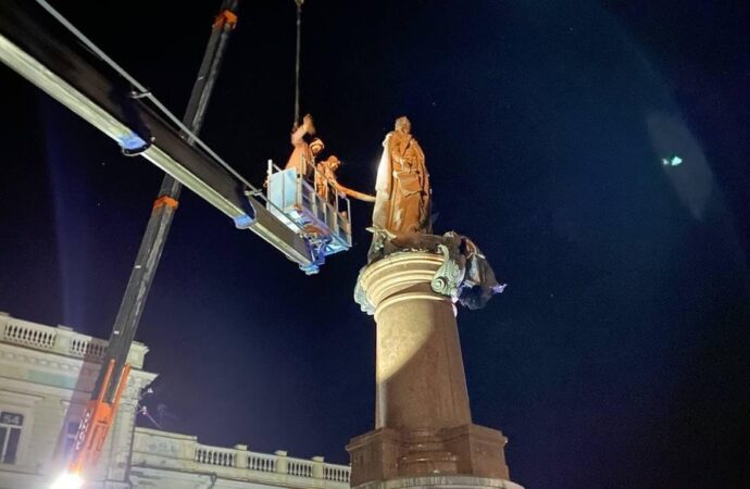 Демонтаж памятника екатерине Второй в Одессе