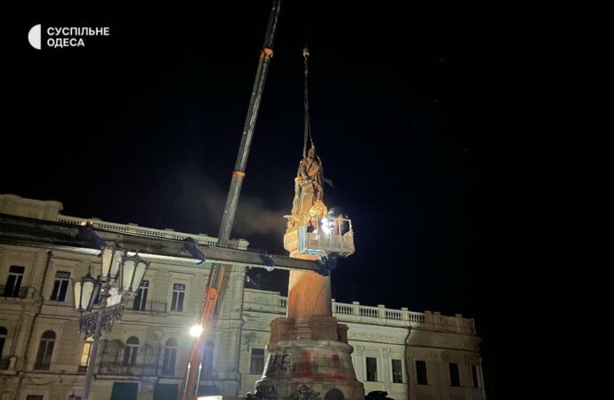 Демонтаж памятника екатерине Второй в Одессе3