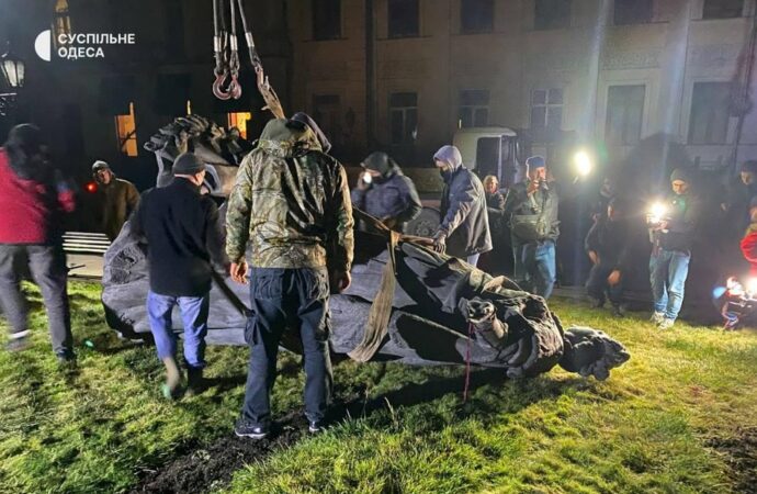 Демонтаж памятника екатерине Второй в Одессе4