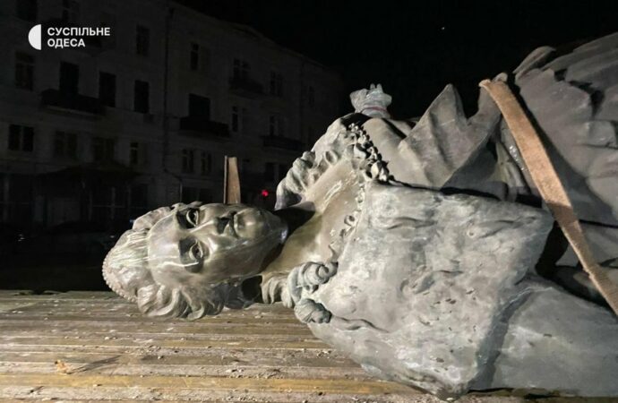 Демонтаж памятника екатерине Второй в Одессе6