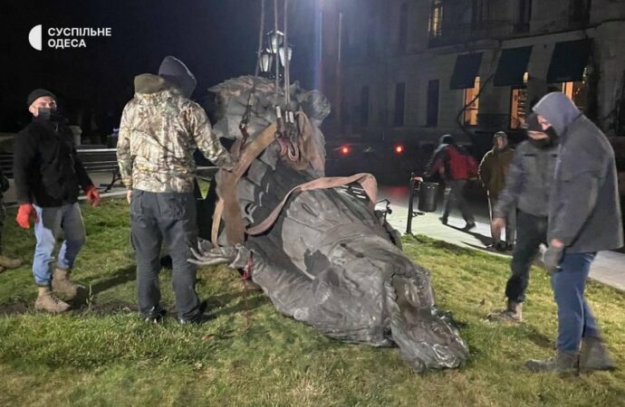 Демонтаж памятника екатерине Второй в Одессе5