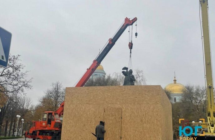 Пам’ятник Суворову в Ізмаїлі демонтують (фото)