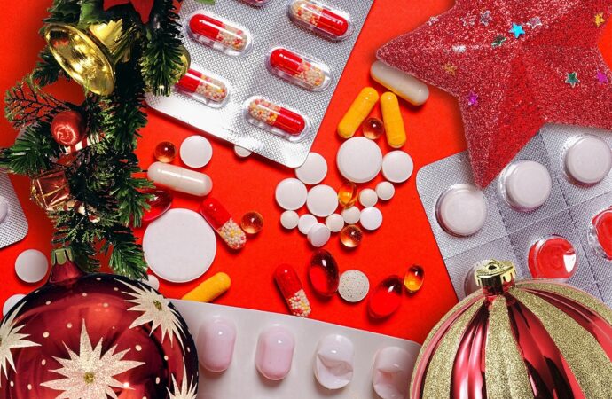 Новогодняя аптечка: что нужно держать при себе во время застолья?